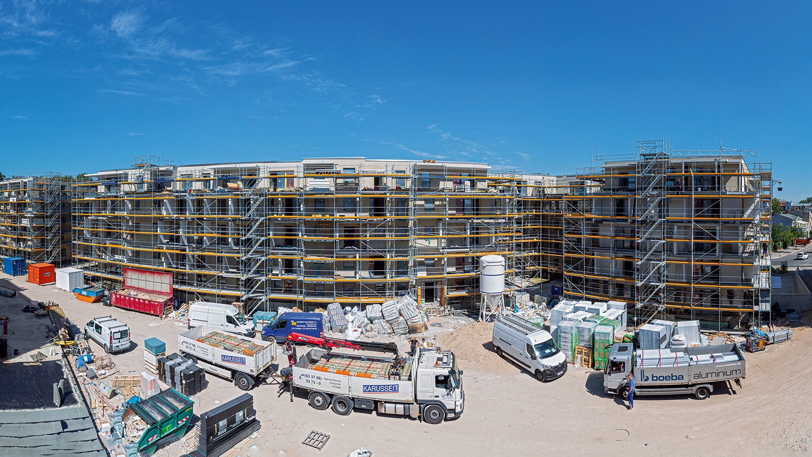 25.000 m² PERI UP Fassadengerüst in Stielbauweise, 18.000 lfm Innenkonsolen, 250 lfm Überbrückungen, 22 vorgelagerte Treppentürme mit bis zu 20 m Höhe sowie 10 Absetzbühnen unterstützten die rasche und sichere Fertigstellung des Wohnbauprojekts.