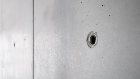 Idealna krawędź otworu po nowym ściągu w systemie deskowania MAXIMO, bez użycia elementów PCV