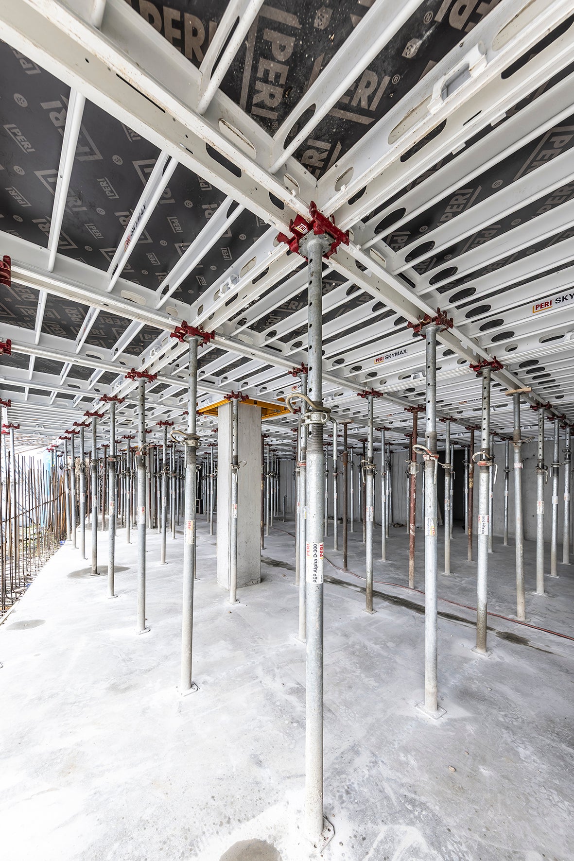 Die SKYMAX weist ein einfaches Stützenraster von 1,00 m x 2,00 m auf, eine zusätzliche Mittelunterstützung ermöglicht das Schalen von Deckenstärken über 40 cm.