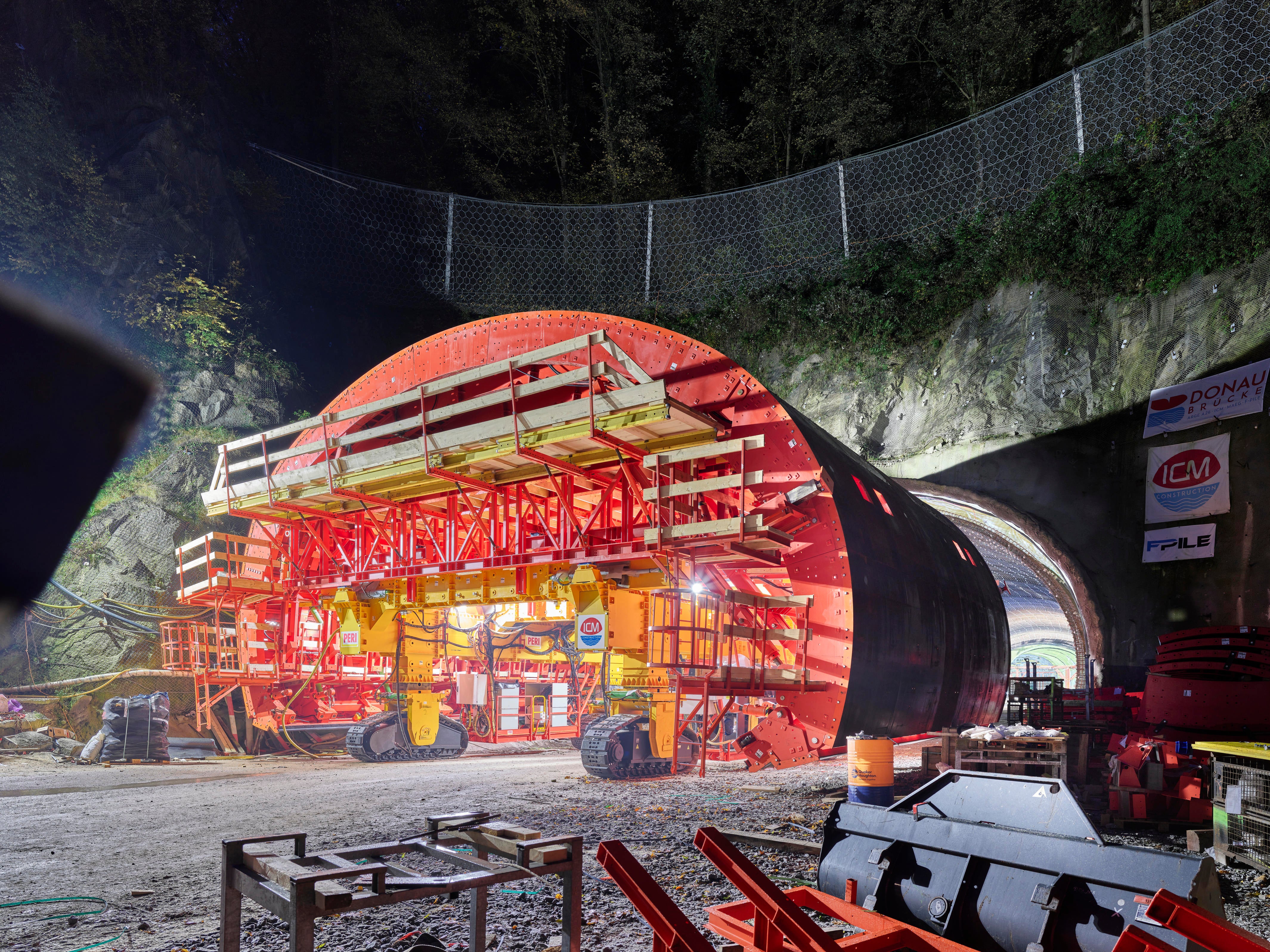 Einfahrt des Sonderstahlschalwagens in den Tunnel