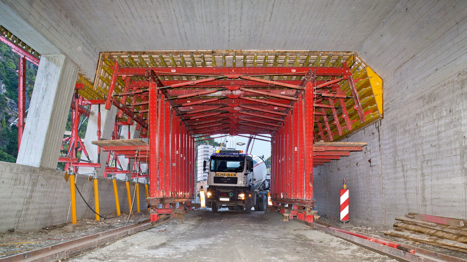 Das PERI Schalungskonzept bestand aus einem 13,50 m langen Deckenschalwagen mit einer 3,00 m breiten und 4,50 m hohen Durchfahrtsöffnung für den Baustellen- und Durchgangsverkehr.