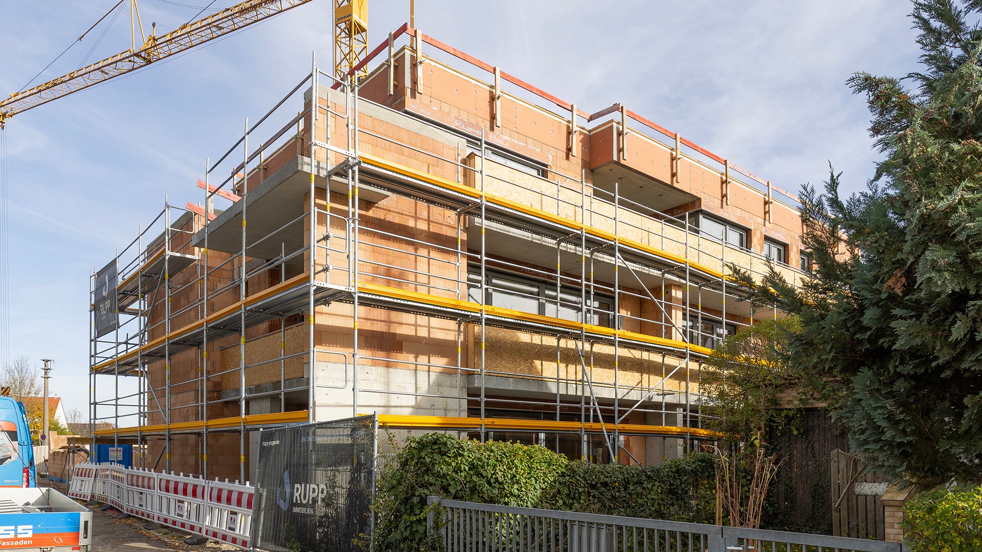 Der Rohbau von Haus C ist seit Sommer 2025 fertiggestellt, ein PERI UP Fassadengerüst flankiert die Ausbauarbeiten.