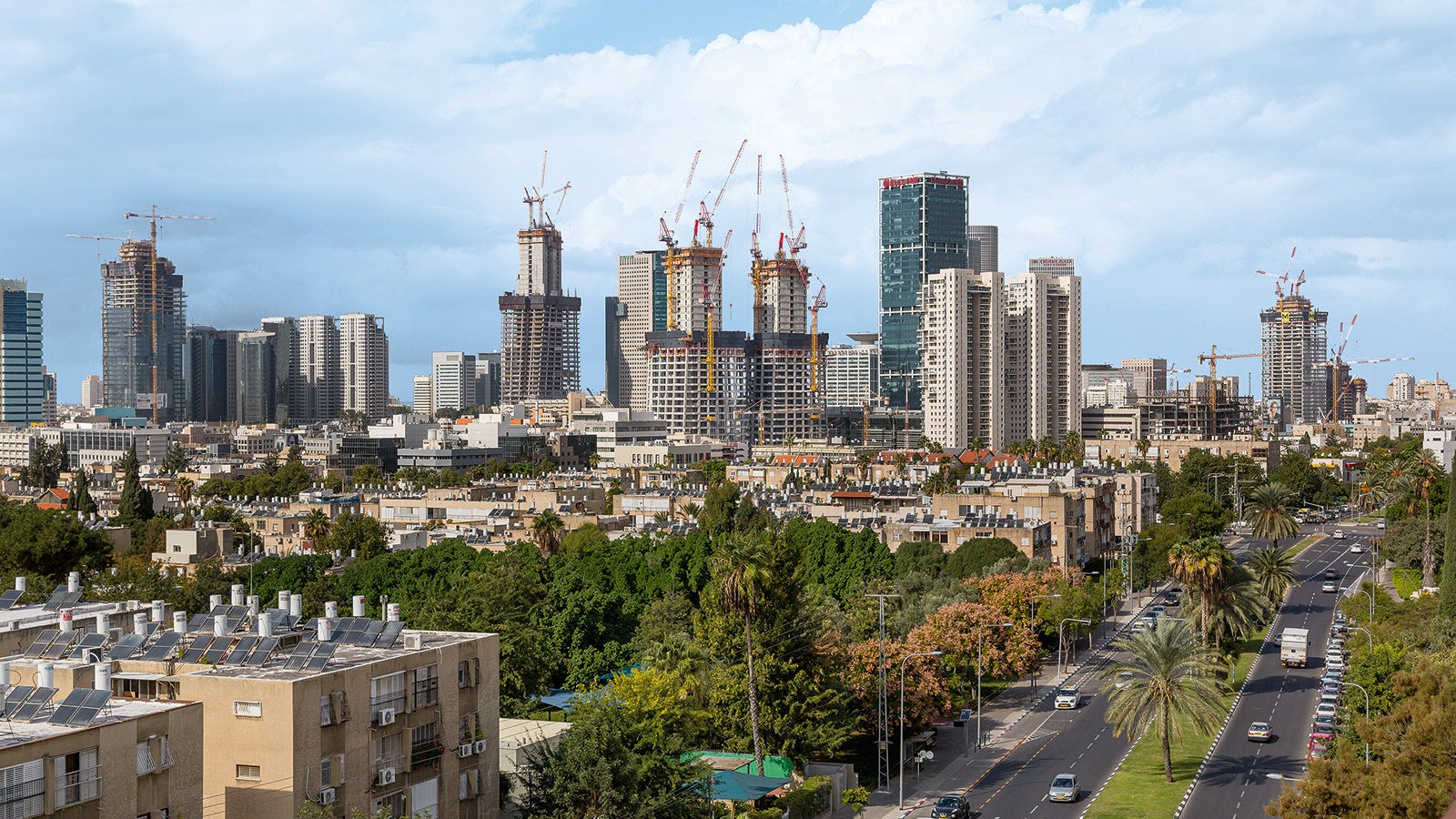 In Tel Aviv, a number of high-rise structures are currently being realised with the help of PERI climbing technology.