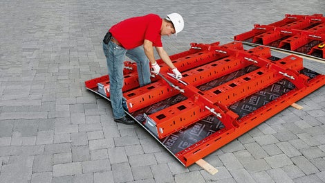 Do wstępnego nastawiania deskowania RUNDFLEX Plus wystarcza kilka trzpieni; regulacja jest też możliwa przy zamontowanych pomostach.