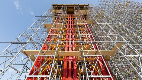 Motorway Bridge T4, Paradisia-Tsakona, Greece: For transferring the extremely high loads in the connecting area to the steel arch, the VARIOKIT heavy-duty shoringtowers could be bundled together to form two 42-leg power packages.