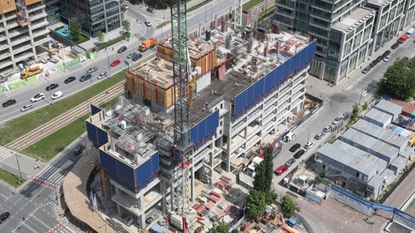 Przemyślane etapowanie oraz dobór odpowiednich systemów Peri jest podstawą dotrzymania napiętego harmonogramu robót na budowie.