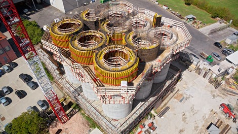 Cost-effective PERI climbing concept: with a complete platform level and halved on-site wall formwork requirements, fast and continuous working operations were achieved.