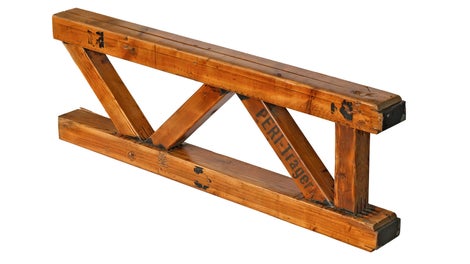 <p>Първата решетъчна греда на PERI е T 70. "T" произлиза от немската дума за греда -&amp;nbsp; "Tr&amp;auml;ger", а 70 от дебелината на диагоналите в милиметри. Първата направена поръчка е за 80 греди с дължина 3.05 m.&amp;nbsp; Всяка една е импрегнирана на ръка с гъба и директно положена в камиона за доставка. Годишно са произвеждали около 50,000 m1 греди.</p><br/>