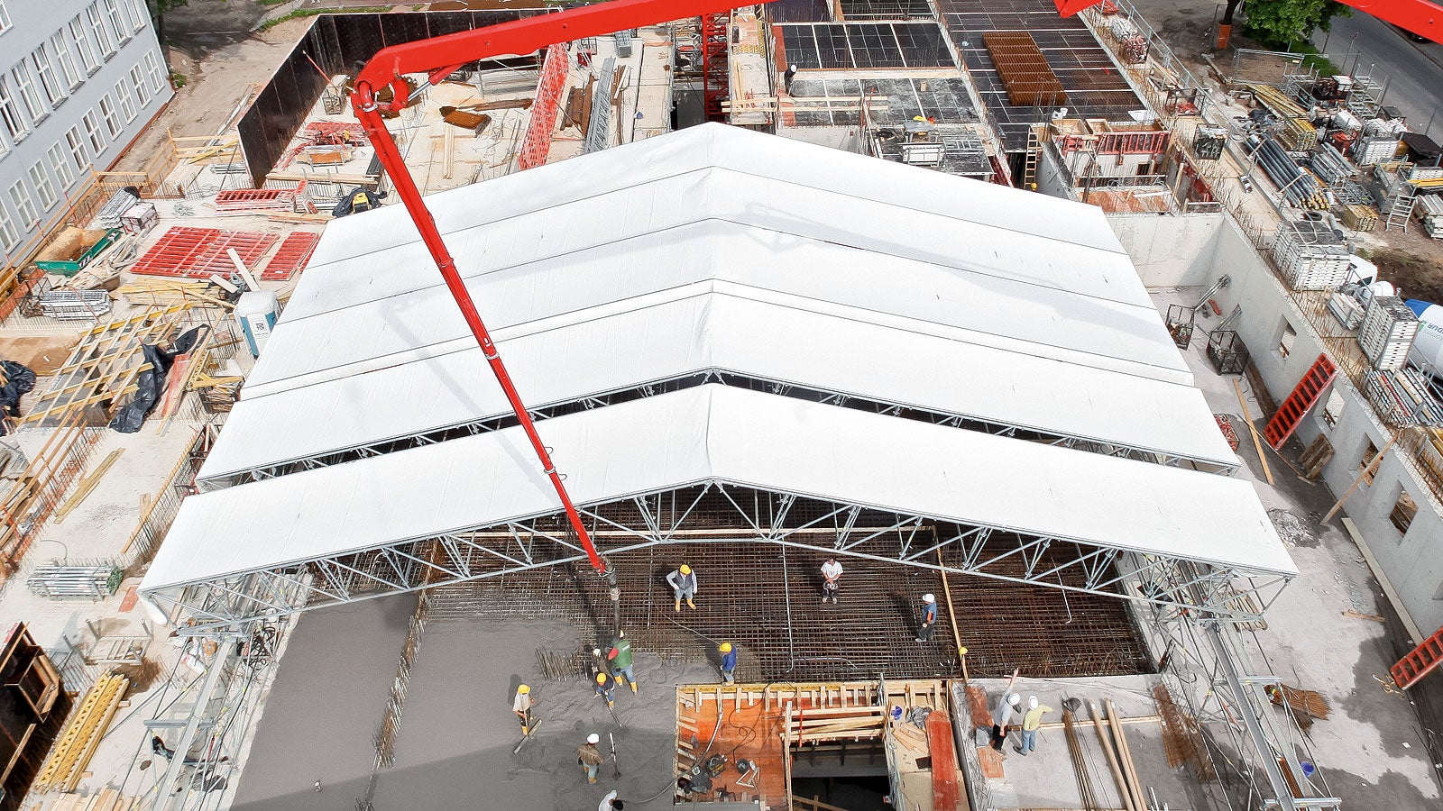 The assembly of the roof in single movable girder segments allows the easy opening of the roof, e.g. for the delivery of materials.