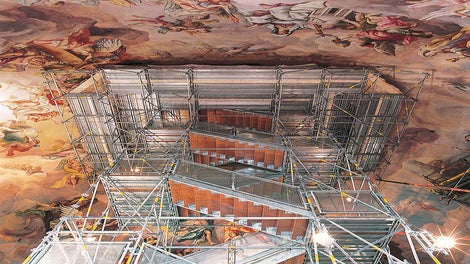 从游客观景平台上看悬挑的作业平台。