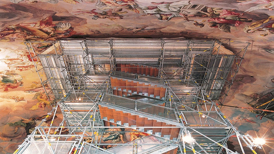 从游客观景平台上看悬挑的作业平台。