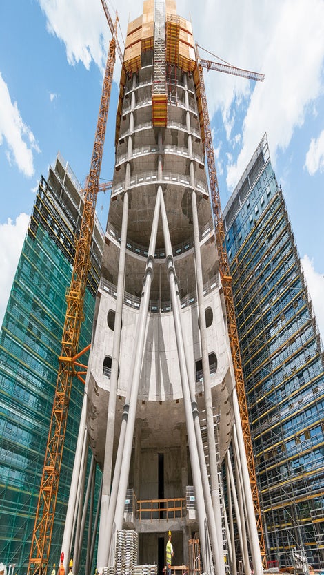 Po zakończeniu budowy wieża „Warsaw Spire“ będzie miała wysokość 220 m i będzie najwyższym biurowcem w Warszawie. Z wieżą sąsiadują dwa biurowce o wysokości 55 m. 