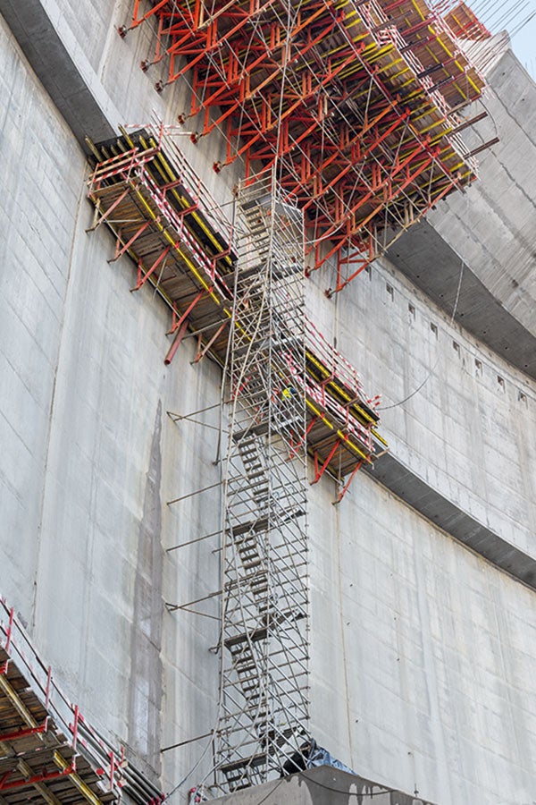 PERI UP è stato impiegato per realizzare le più svariate impalcature di sostegno e di servizio, nonché le vie di accesso. Le scale PERI UP, alte fino a 55 m, permettevano di raggiungere in sicurezza le aree di lavoro sopraelevate 