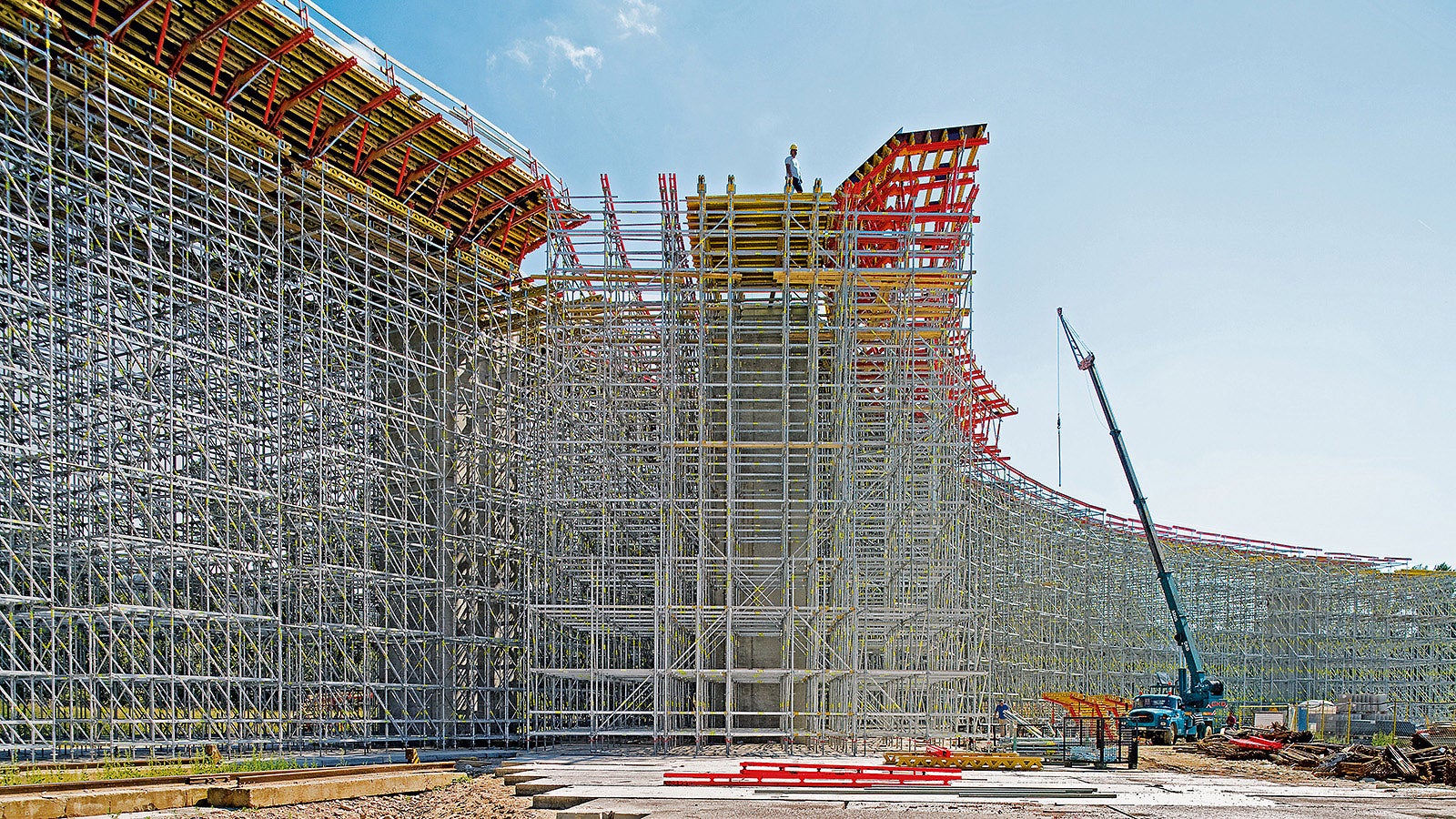 The PERI UP supporting structure could be optimally adapted to suit the geometry of the structure due to the modular assembly and metric grid dimensions.