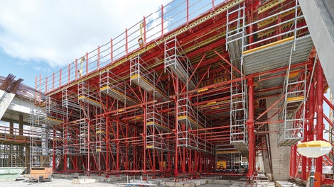 Pro splnění požadavků na bezpečnost práce byly všechny přístupy na pracovní plošiny v bednicím voze vytvořeny ze stavebnice lešení PERI UP.<br/>(Foto: PERI SE)<br/>