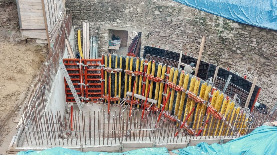 Debnenie RUNDFLEX s plynulým nastavením polomeru používané pri debnení stien chodieb na oboch podlažiach