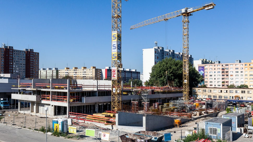 Spoločnosť PERI prijala výzvu v podobe spracovania návrhov a následného rýchleho dodania systémov debnenia, ktoré umožňujú bezpečnú a ekonomickú výstavbu bez zbytočných časových strát.