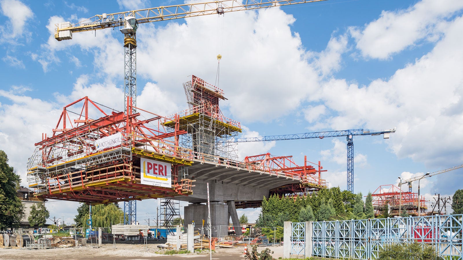 Główną trudnością przy tym projekcie była niesymetryczna długość sprężanych poprzecznie, użebrowanych wsporników estakady, które wykazywały zmienną szerokość na długości mostu. Rozwiązanie wózka nawisowego VARIOKIT spełniło wszystkie wymagania projektu.