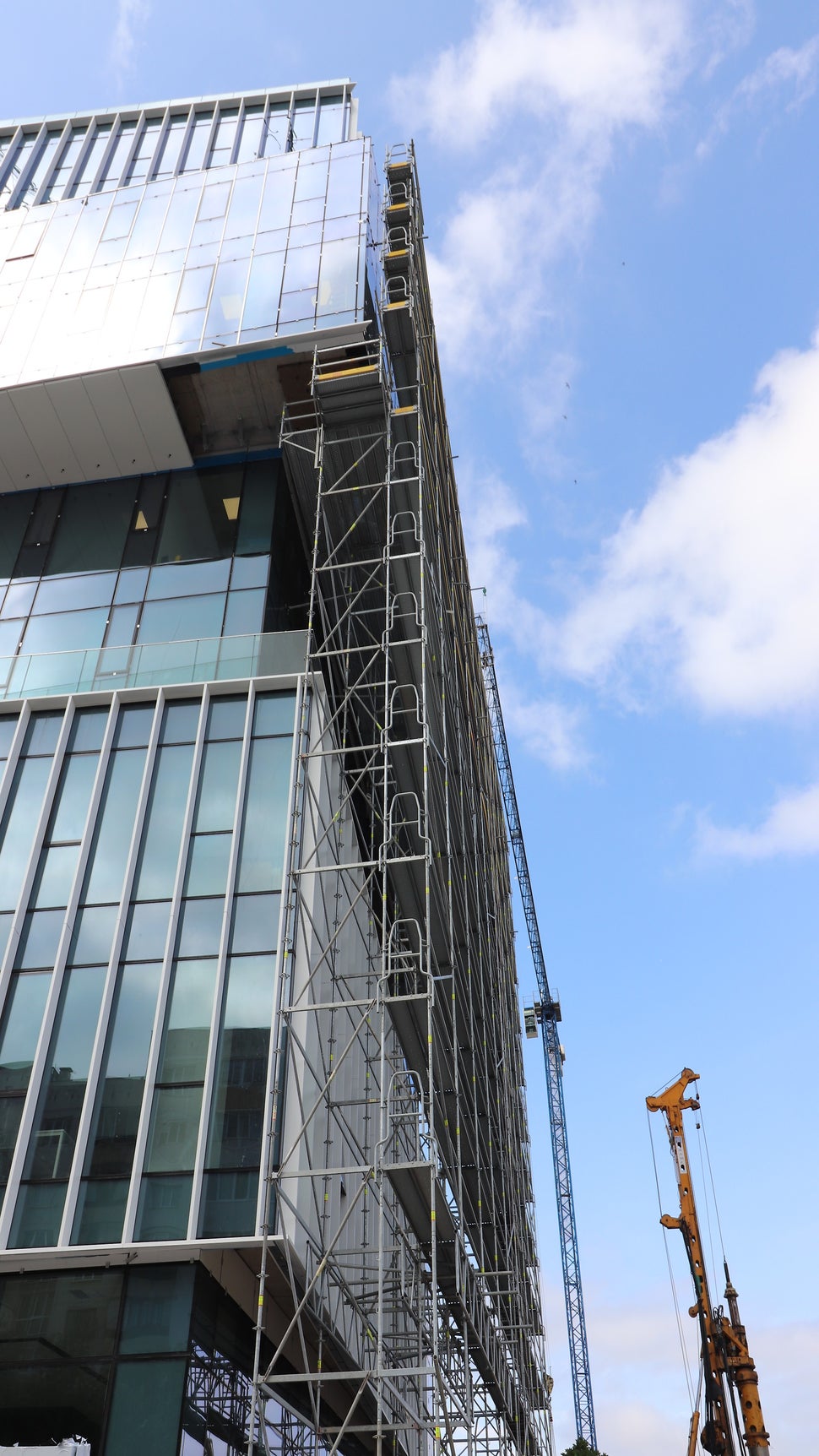 Фасадна система скеле PERI UP Easy в комбинация с модулната система PERI UP Flex за заскеляване на труднодостъпни места