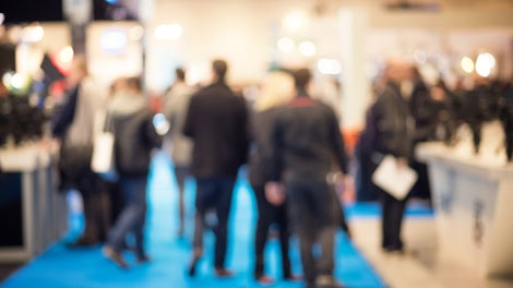 Sur le stand PERI lors des salons dédiés au coffrage et à l’échafaudage, des échanges ont lieu avec les différents publics cibles.<br/>