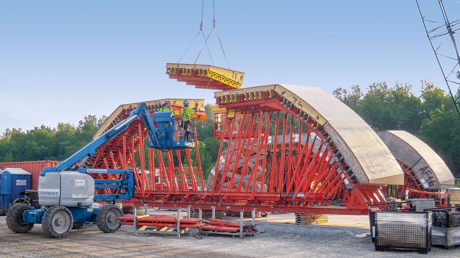 For the construction of the concrete tubes, PERI planned and assembled multi-curved formwork units. The final assembly of the formwork and shoring construction is carried out on site.