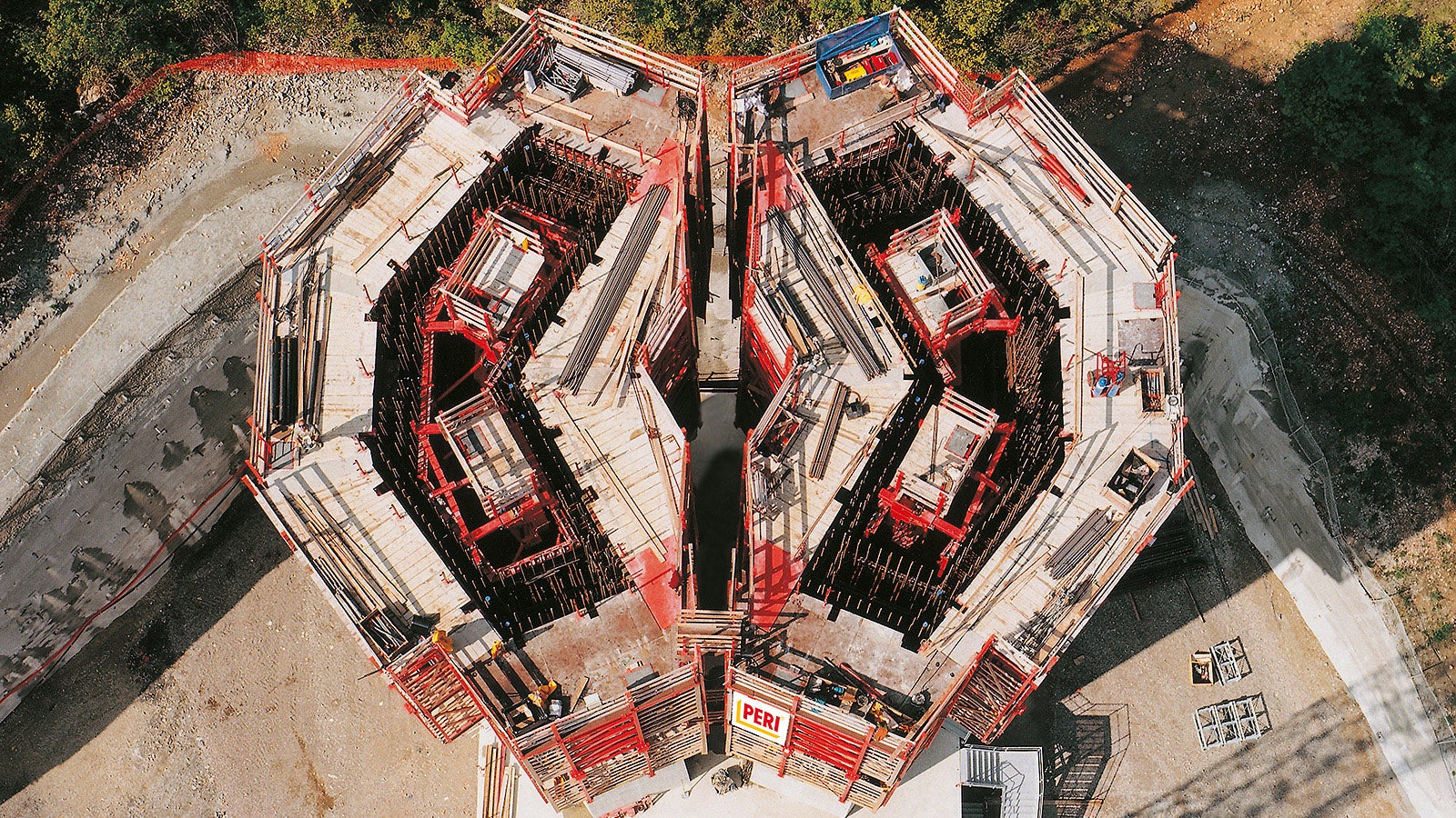In the area of the double piers, 14 complete ACS self-climbing units with telescopic working platforms were used.