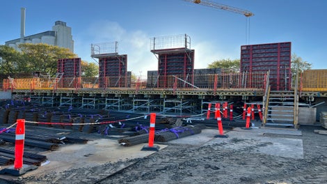 Brosektioner understøttes med PERI UP Flex tårne under støbning.