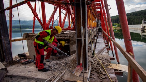 Сегментиране на съществуващия мост и подготовка за демонтаж на елемент