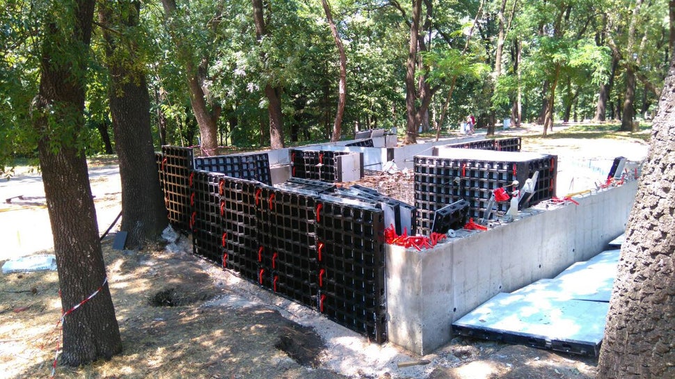 Участие е издигането на нов паметник на Левски във Военна академия по инициатива на български патриотично-военни организации.