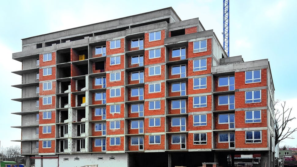 Objekt má jednostranne uskakovaný tvar, čo kopírujú aj steny a stropy budovy. Steny uskočené v polovici modulu sú uložené na stropy a zavesené na priečne a pozdĺžne steny.