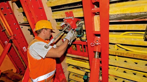 根据需要可以配置混凝土泵接口和外振动器。