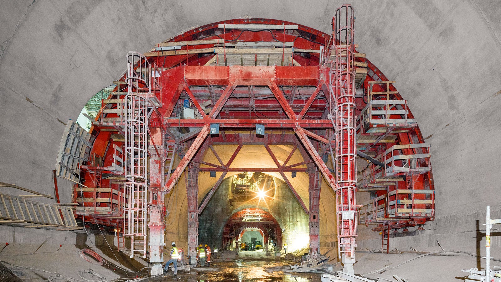 A total of four PERI tunnel formwork carriages are being used: in addition to the VARIOKIT formwork carriage construction for the "Place des Martyrs", a second project formwork carriage with a 9.30 m radius is being utilized for the realisation of the "Ali Boumendjel" intermediate station.