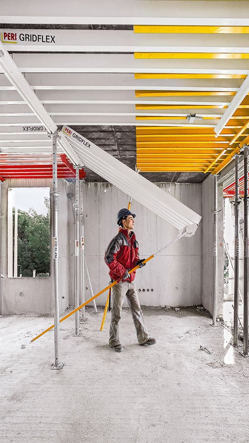 将GRIDFLEX模块挂在柱头上，使用辅助安装工具顶升模块。省去了调整模板支撑的时间，不仅加速了施工，还减小了施工失误的几率。即使是未经培训的施工人员也可快速使用该产品进行施工。