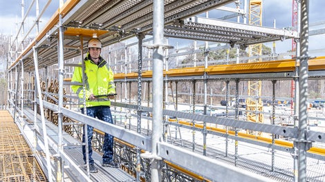 Konfiguracja rusztowań bezpośrednio na placu budowy. 