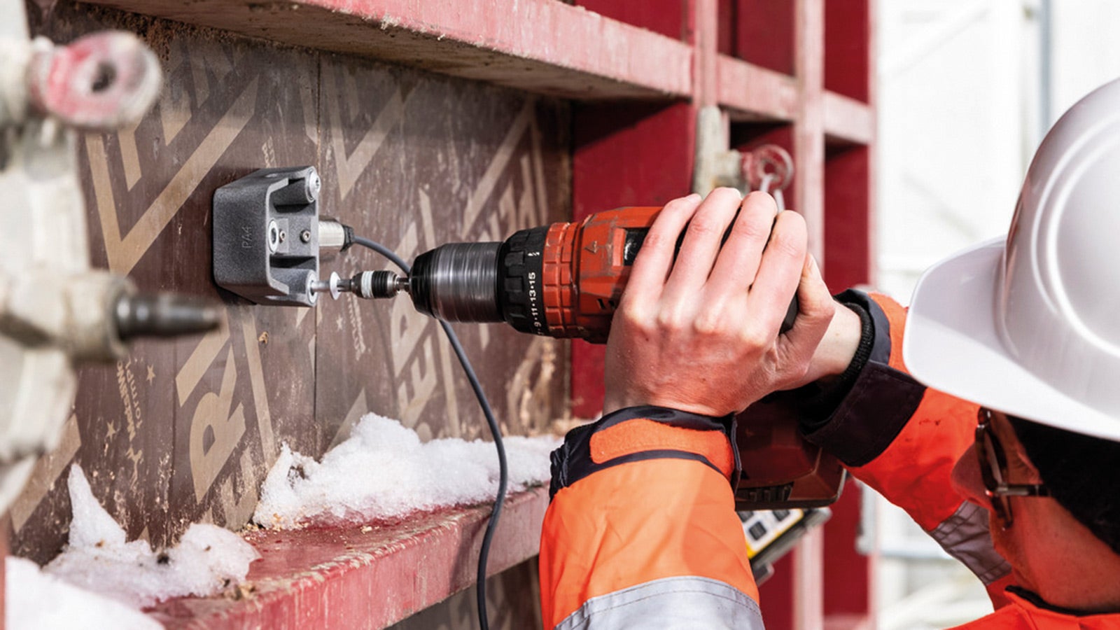 Fitting the ISC Sensors does not get any easier: they are fixed directly to the formwork before the concreting process begins.
