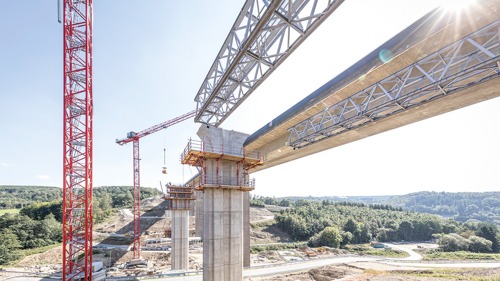 Das SCS Klettersystem ermöglicht eine optimale Anpassung an projektspezifische Anforderungen und Geometrien. Insbesondere die Kombinierbarkeit mit Bauteilen des VARIOKIT Ingenieurbaukastens und des PERI UP Gerüstbaukastens machen das Klettersystem zu einer wirtschaftlichen und flexiblen Lösung für Ingenieurbauwerke.