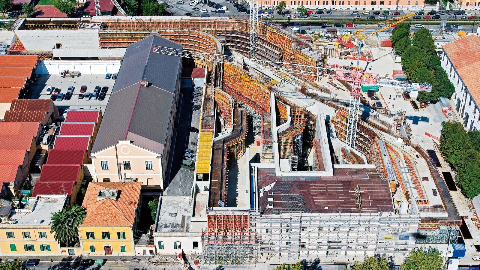 Per realizzare le superfici curvilinee delle pareti, dolci e sinuose, PERI ha sviluppato un modello CAD tridimensionale del museo così da preassemblare le unità modulari VARIO, successivamente trasportate in cantiere, pronte per essere montate in loco con pochi interventi.