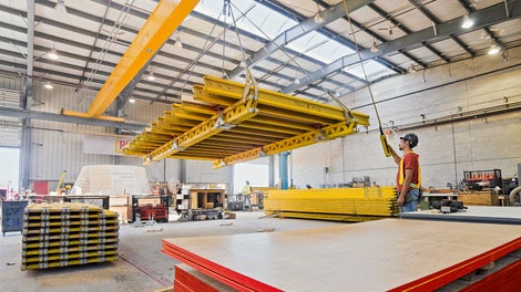 Des spécialistes du montage PERI qualifiés et formés professionnellement effectuent le prémontage en usine.