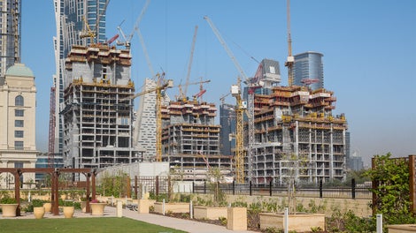 组合使用ACS自动爬架系统和VARIO系统，能够不依赖吊车进行顶升，使用ACS自动爬架系统提前浇筑每座大厦的核心筒，ACS爬架平台能够携带两个混凝土布料杆共同顶升。