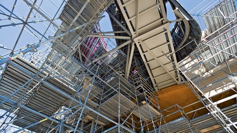 The PERI UP Rosett modular scaffold allowed optimal adjustment to the complicated building geometry.