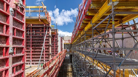 Pravidelná podlaží byla realizována s pomocí rámového bednění MAXIMO, podpěrných systémů PERI UP a bezpečnostního systému PROKIT.