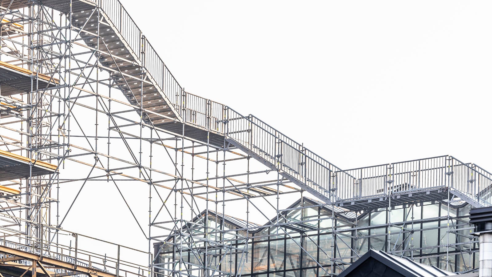 A special feature of the staircase design is the 90-degree angle at which the stairs wind around the building. (Photo: PERI SE)<br/>