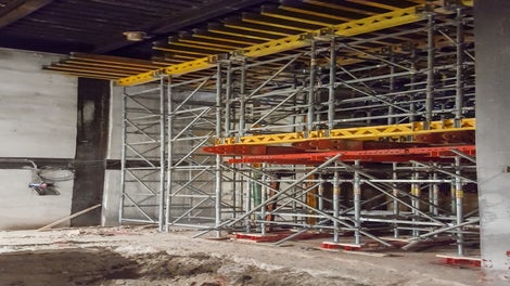 Kombinácia lešenia PERI UP Flex, vysokoúnosných nosníkov HDT, ako aj podperných veží ST 100 a stropných stojok MULTIPROP