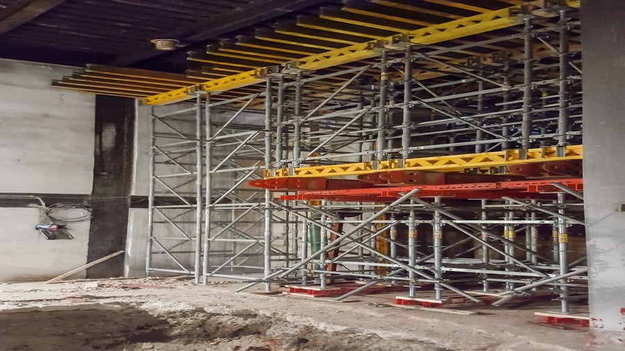 Kombinácia lešenia PERI UP Flex, vysokoúnosných nosníkov HDT, ako aj podperných veží ST 100 a stropných stojok MULTIPROP