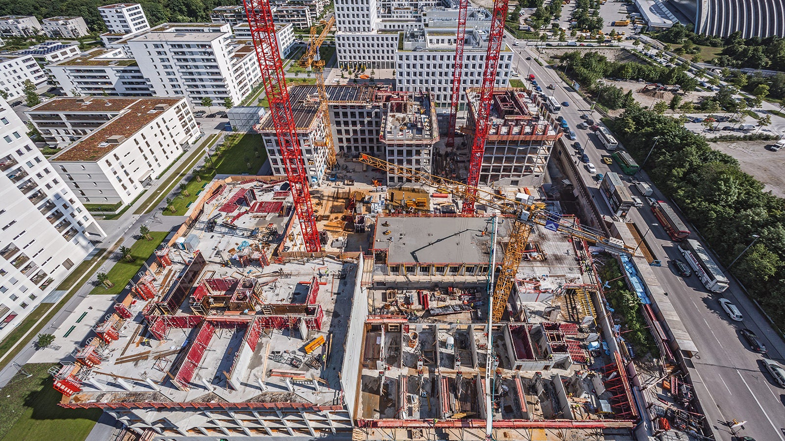 Durante a construção do complexo residencial e comercial próximo ao centro da cidade de Munique, as soluções abrangentes de forma e andaimes da PERI proporcionaram segurança e eficiência.