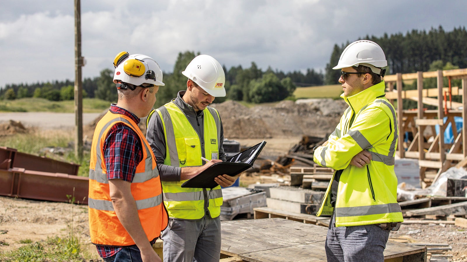 Terve projekti jooksul viibisid PERI insenerid platsil ja koolitasid ehitustöölisi, kes kasutasid VARIOKIT sillakehandi järkjärgulise valamise süsteemi esimest korda. <br/>(Foto: PERI SE)<br/>