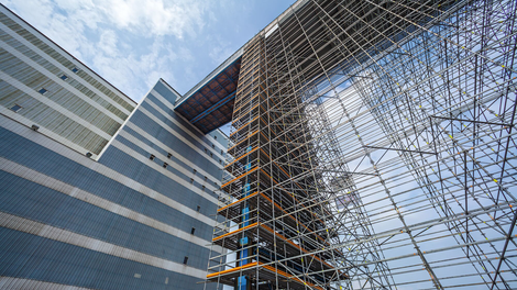 Леса PERI UP Flex применяются в качестве опорных конструкций. Высокая несущая способность и скорость монтажа, а также гибкость системы позволяют возводить универсальные структуры, которые подойдут для разных типов работ.<br/>