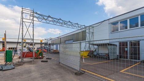 Power and communication cables as well as water, gas and compressed air lines can be spanned between buildings or across driveways with line bridges so that the supply of buildings is ensured. 