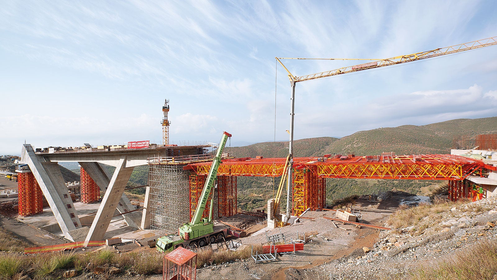 Puente de la autopista T4, Paradisia-Tsakona, Grecia: Solución global VARIOKIT personalizada para los trabajos de construcción con torres de apuntalamiento para cargas pesadas VST y vigas de celosía para cargas pesadas VRB.