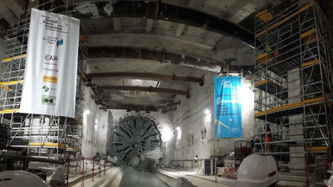 Ligne 15 sud du Grand Paris Express : arrivée du tunnelier Amandine en gare Villejuif-Louis Aragon. De chaque côté du tunnelier des étaiements PERI UP et du coffrage DUO pour la réalisation des poteaux de la gare.